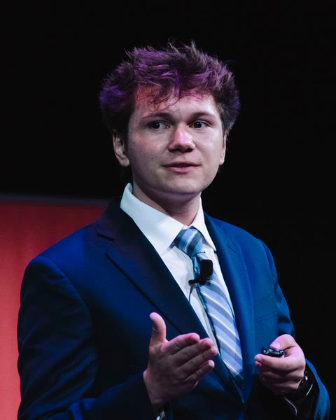 Seth presenting PageMD on stage at the STARTedUP Challenge